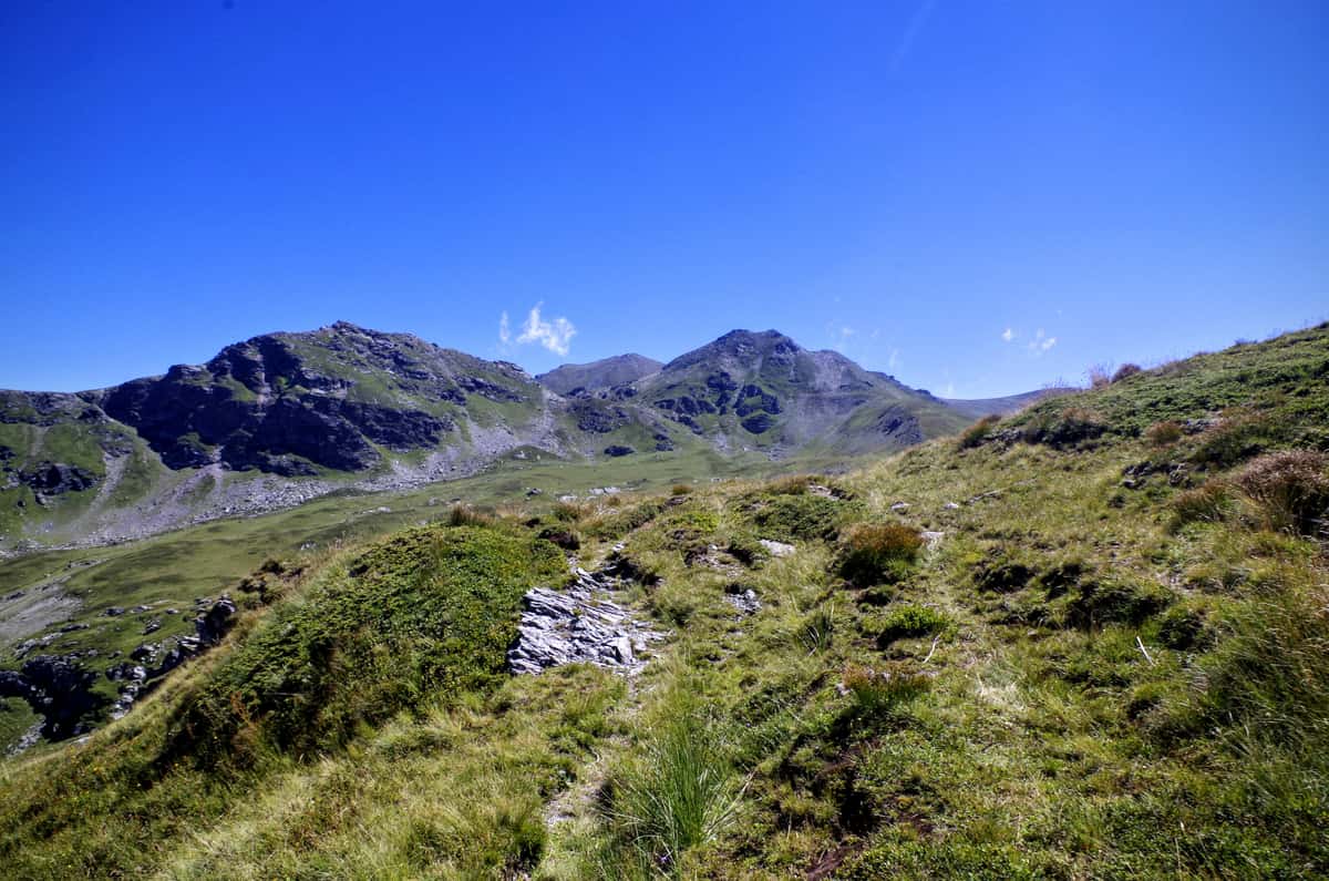 CARSKA ŠAR PLANINA Jažinačko jezero (2128 mnv), Jažinačka čuka (2604 m) i Mali Žar (1500 m)